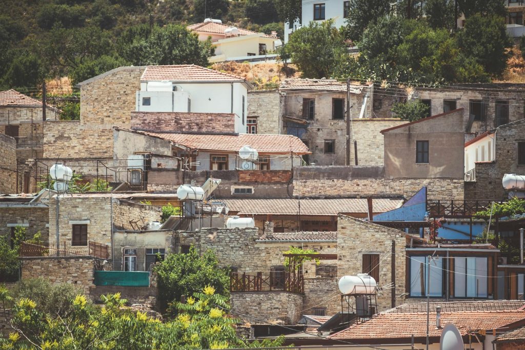 Comparative Insights: Choosing Between Traditional and Alternative Lenders like Alpha Bank Cyprus and Kviku in Cyprus - Como solicitar empréstimo no Chipre