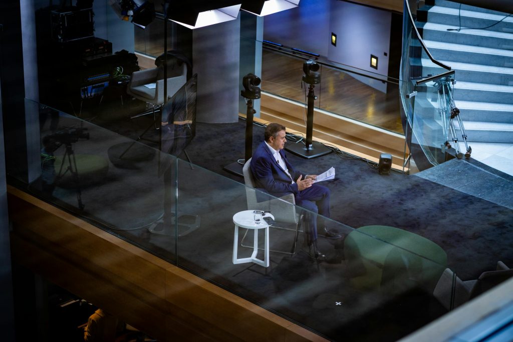 Unlocking Career Opportunities: The Top Employers in France from Carrefour to Airbus - Melhores vagas de emprego na França