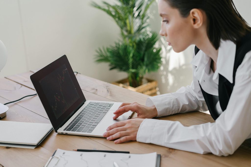 Diving into Spains Job Market: Exploring Careers at Inditex, Santander, and More - Melhores vagas de emprego na Espanha